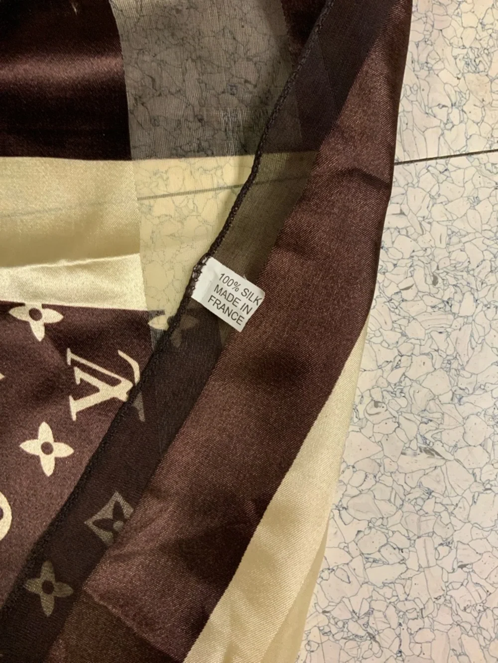 LV silk scarf.  Barely used. Dimensions 38.5”X38.5”. Reasonable offers pls. - Picture 4 of 6